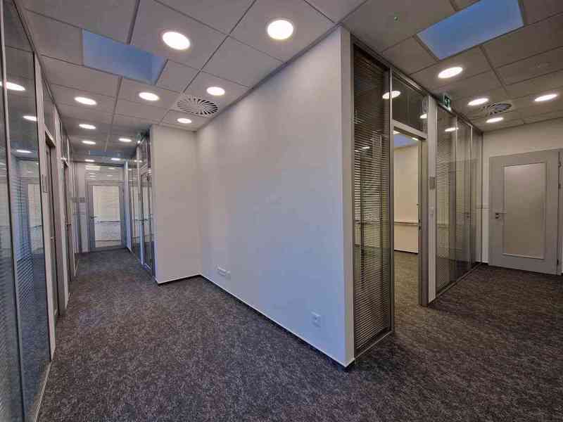 Nově postavené a zkolaudované, moderní a reprezentativní kanceláře o ploše 152 m2 s parkováním v cen - foto 2