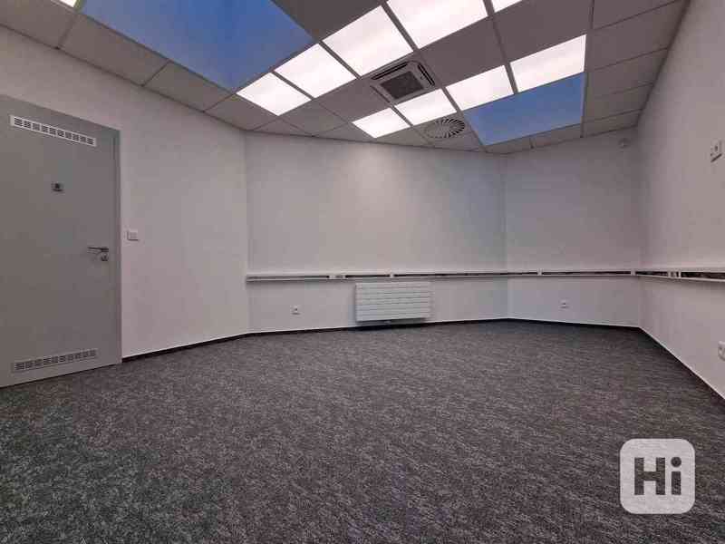 Nově postavené a zkolaudované, moderní a reprezentativní kanceláře o ploše 152 m2 s parkováním v cen - foto 6