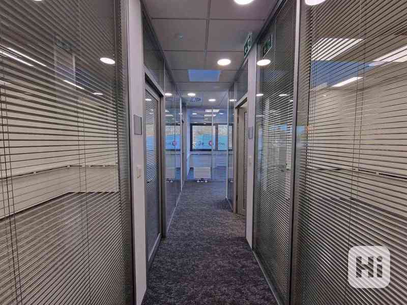Nově postavené a zkolaudované, moderní a reprezentativní kanceláře o ploše 152 m2 s parkováním v cen - foto 19