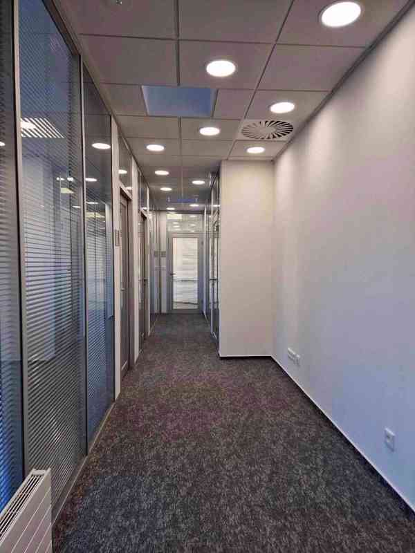 Nově postavené a zkolaudované, moderní a reprezentativní kanceláře o ploše 152 m2 s parkováním v cen - foto 9