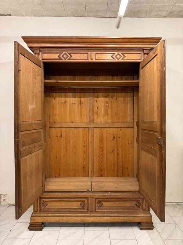 Starožitná šatní skříň  - foto 10