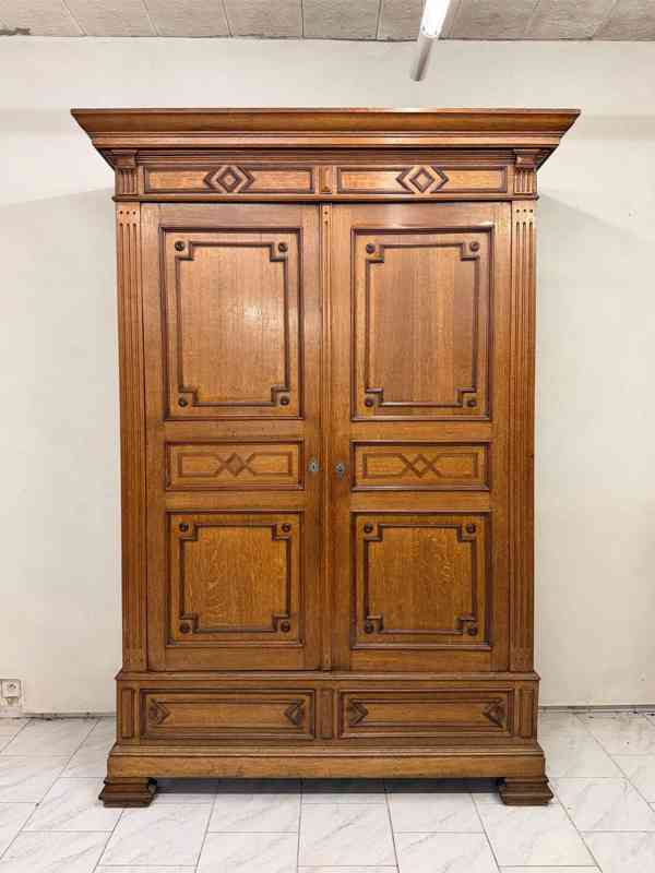 Starožitná šatní skříň  - foto 2
