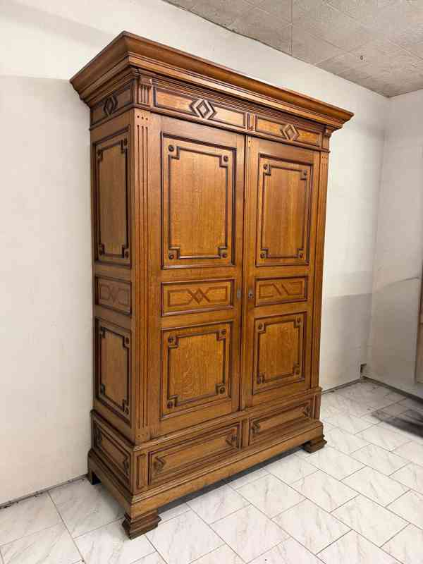 Starožitná šatní skříň 