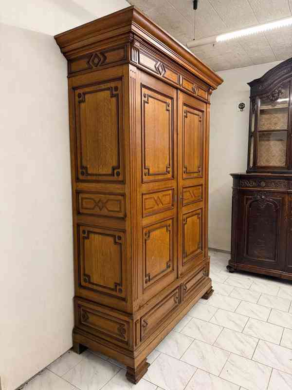 Starožitná šatní skříň  - foto 4