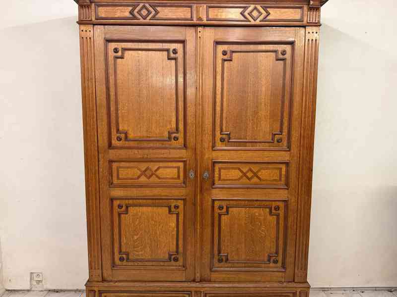 Starožitná šatní skříň  - foto 6