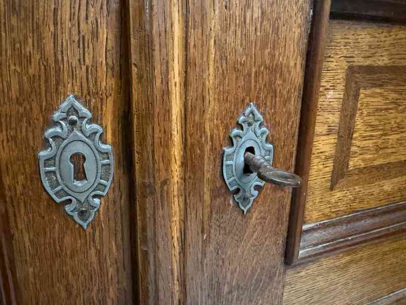 Starožitná šatní skříň  - foto 9