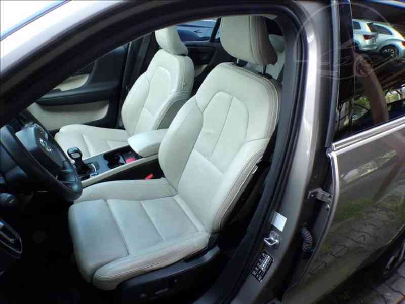 Volvo XC40 2,0 D3 INSCRIPTION - foto 9