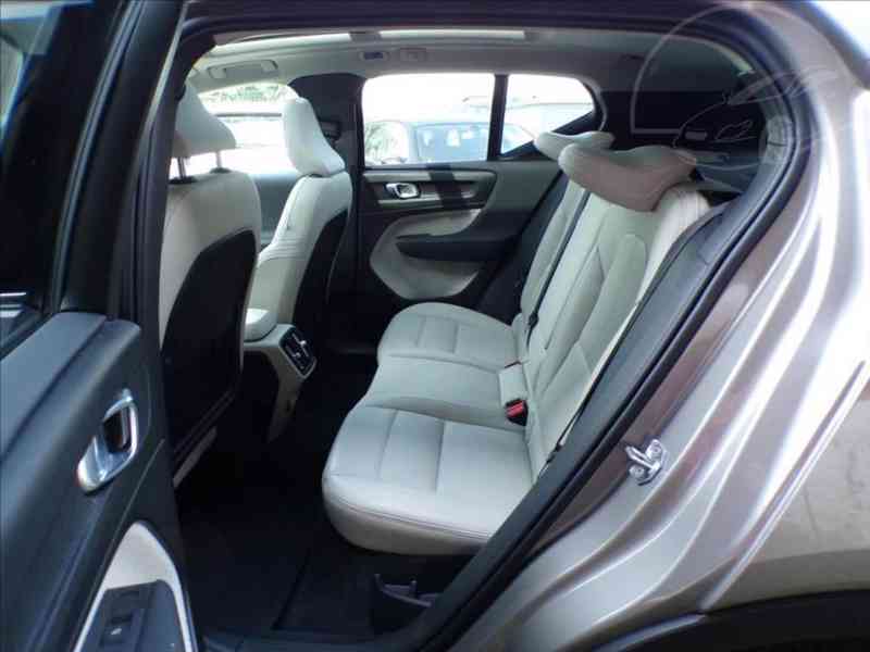 Volvo XC40 2,0 D3 INSCRIPTION - foto 11