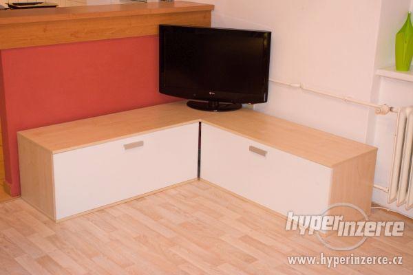 Obývací stěna s konferenčním stolkem - vyrobená na zakázku! - foto 2