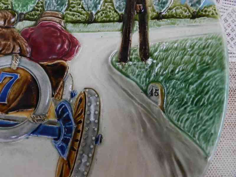 Nevídaný ručně malovaný plastický Talíř Automobil Majolika  - foto 3