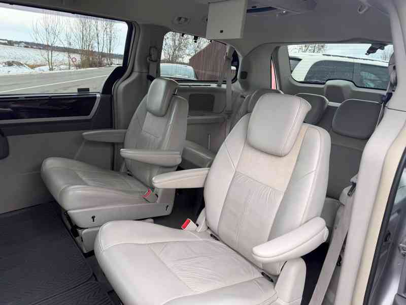 Chrysler Grand Voyager 2,8 CRDi RT DVD Limited 2011 - foto 15