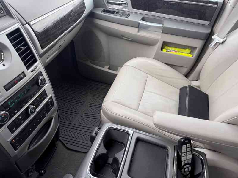 Chrysler Grand Voyager 2,8 CRDi RT DVD Limited 2011 - foto 19