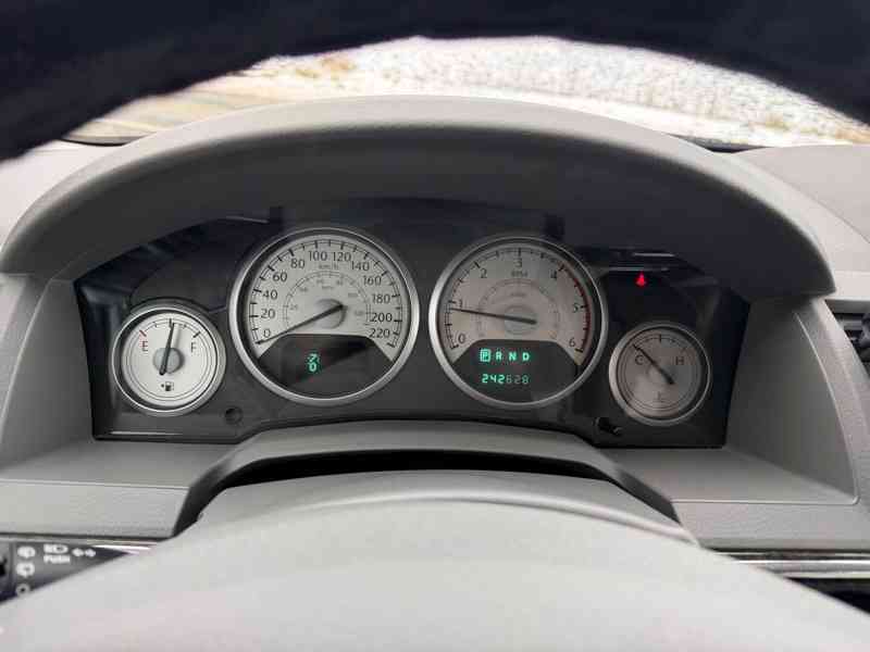 Chrysler Grand Voyager 2,8 CRDi RT DVD Limited 2011 - foto 17