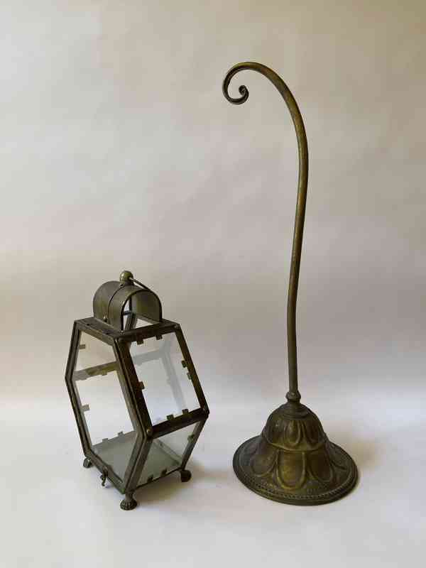 Kovová šestiboká lucerna na stojanu - foto 3