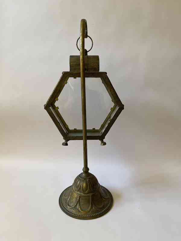 Kovová šestiboká lucerna na stojanu - foto 4