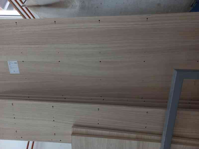 Vestavěná dýhovaná dubová knihovna - foto 3