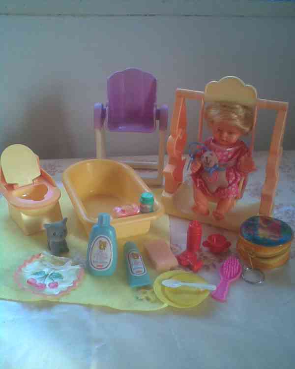 Panenka s nábytečkem - foto 2