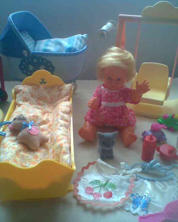 Panenka s nábytečkem - foto 5