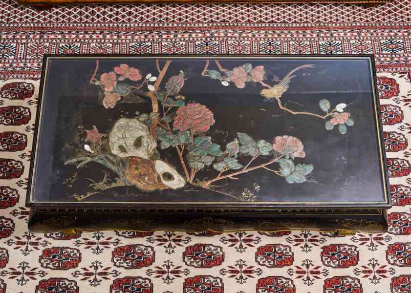 Starožitný čínský lakovaný stolek s kamennou intarzií - foto 3