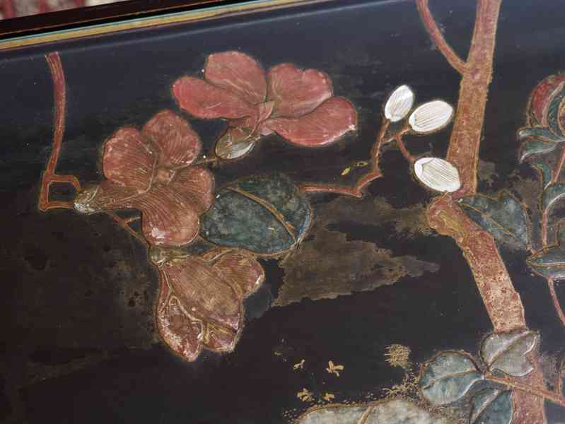 Starožitný čínský lakovaný stolek s kamennou intarzií - foto 8