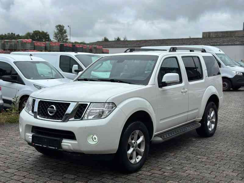 Nissan Pathfinder 2,5dCi SE 4x4 Aut. 140kw - foto 2