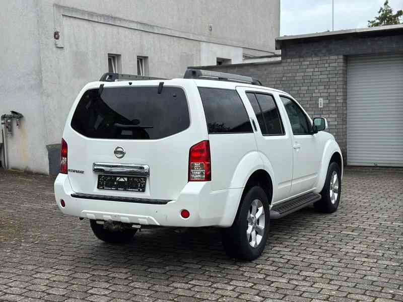 Nissan Pathfinder 2,5dCi SE 4x4 Aut. 140kw - foto 4