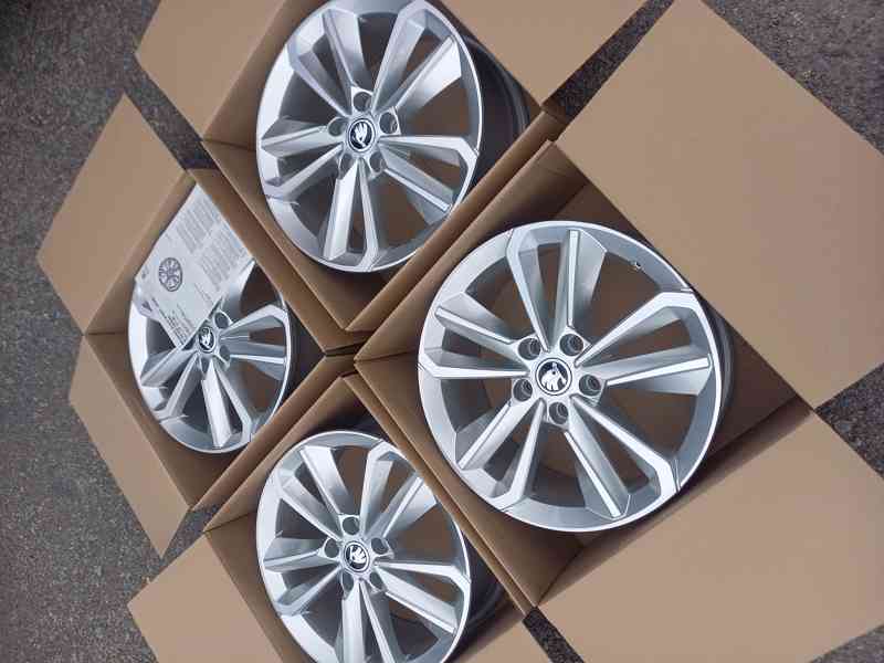 Škoda Octavia IV(RS) - 17 NOVÉ orig.alu disky 6.5Jx17,5x112 - foto 17