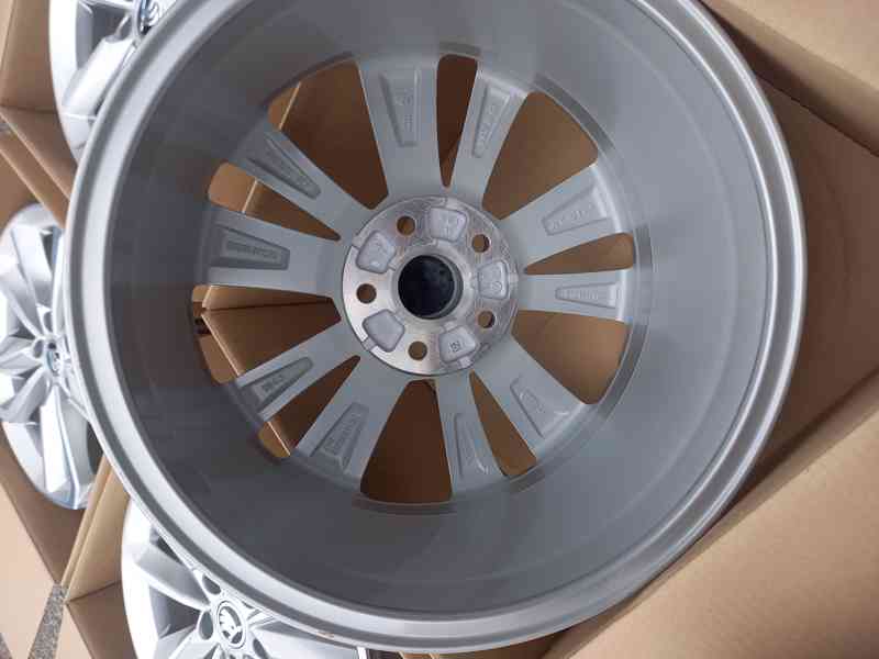 Škoda Octavia IV(RS) - 17 NOVÉ orig.alu disky 6.5Jx17,5x112 - foto 16