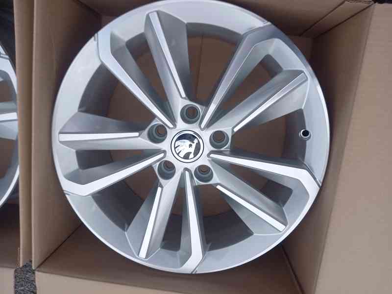 Škoda Octavia IV(RS) - 17 NOVÉ orig.alu disky 6.5Jx17,5x112 - foto 9