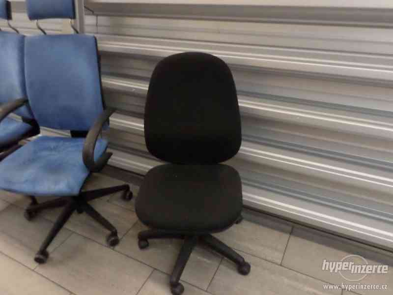 Kancelářská židle na kolečkách - foto 1