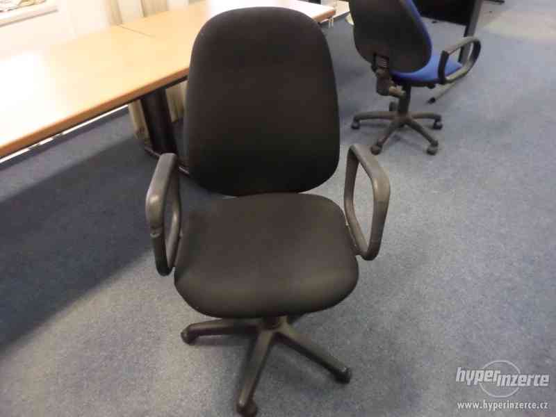 Kancelářská židle na kolečkách - foto 2
