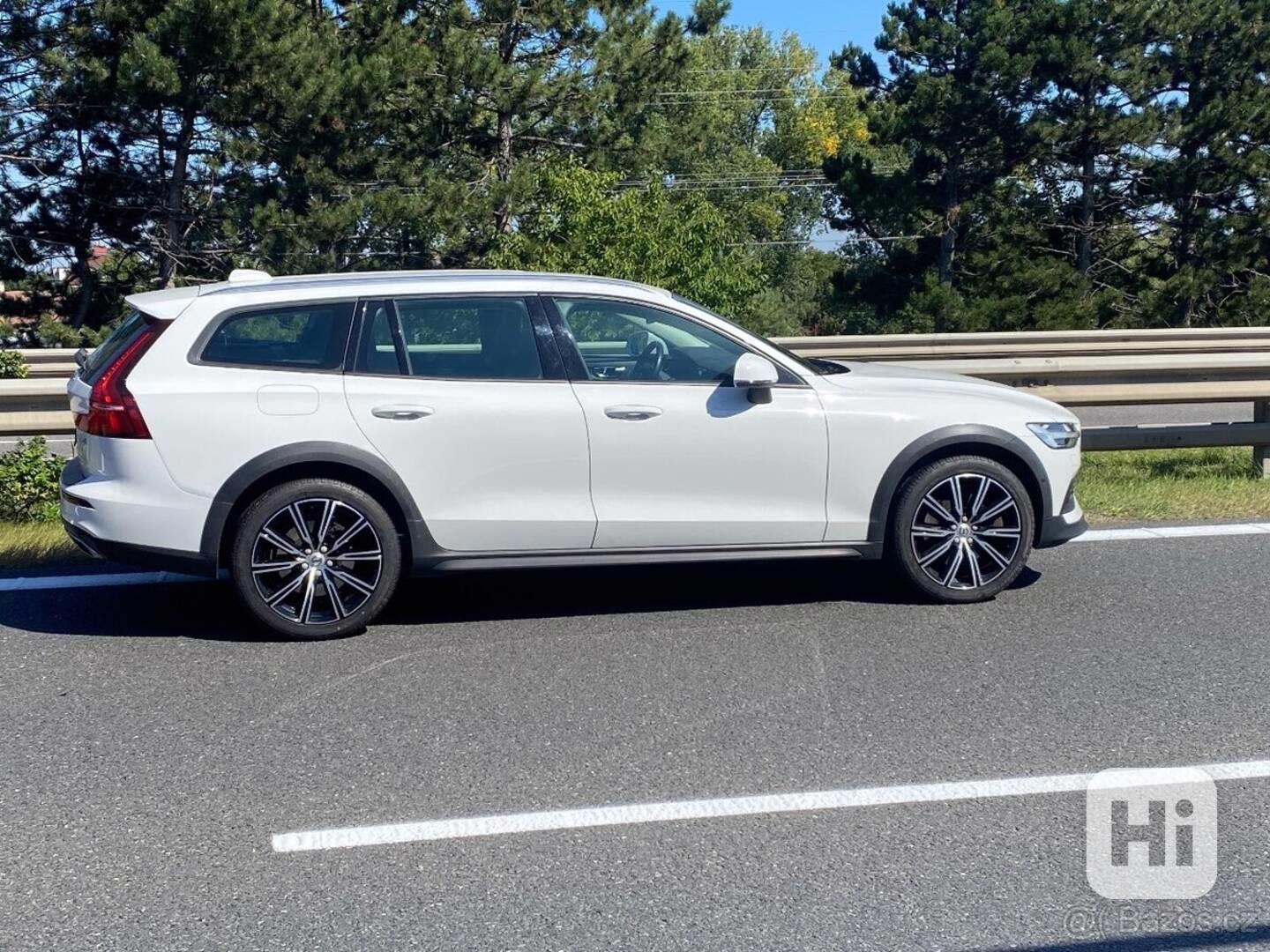 Volvo V60 2,0   140kW crosscountry - foto 1