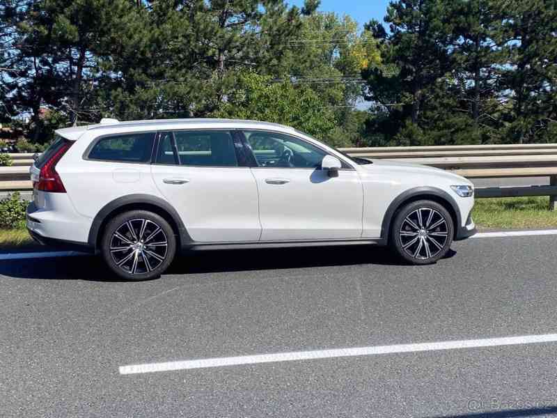 Volvo V60 2,0   140kW crosscountry - foto 1