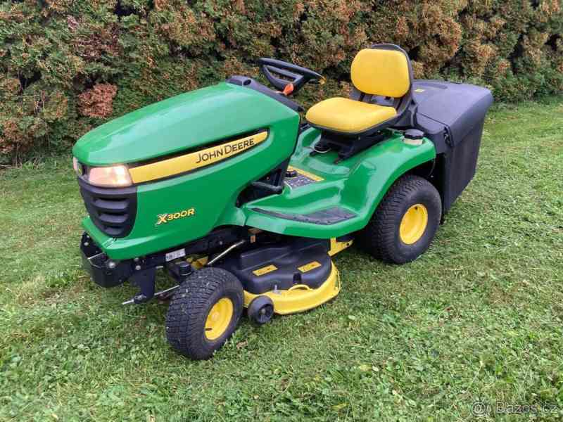 Zahradní traktor John Deere X 300 R - foto 3