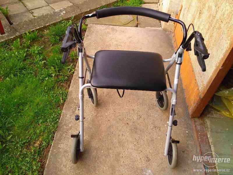 Invalidní chodítko - foto 1
