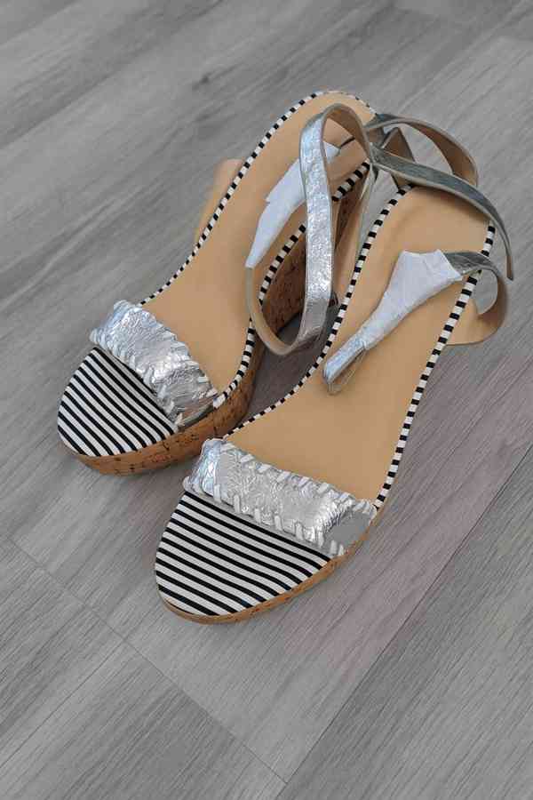 5 x luxusní sandály na platformě - foto 2