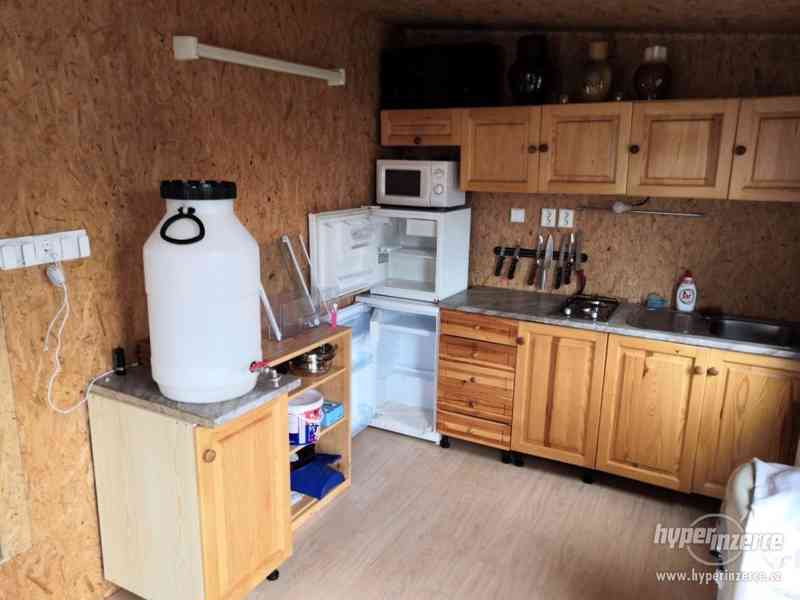 Karavan s drevenym pristavkem v kempu Vikletice - foto 4