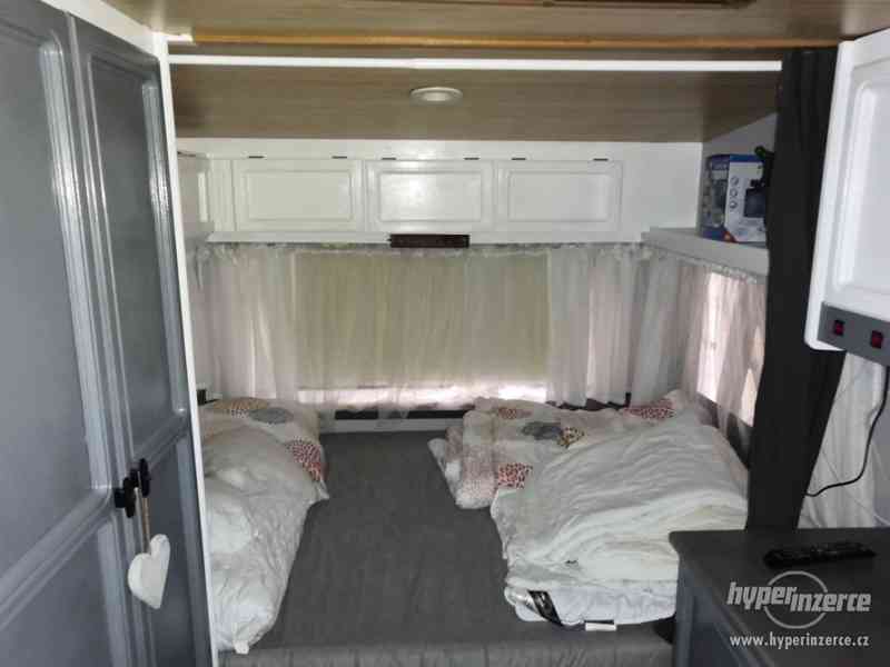 Karavan s drevenym pristavkem v kempu Vikletice - foto 6