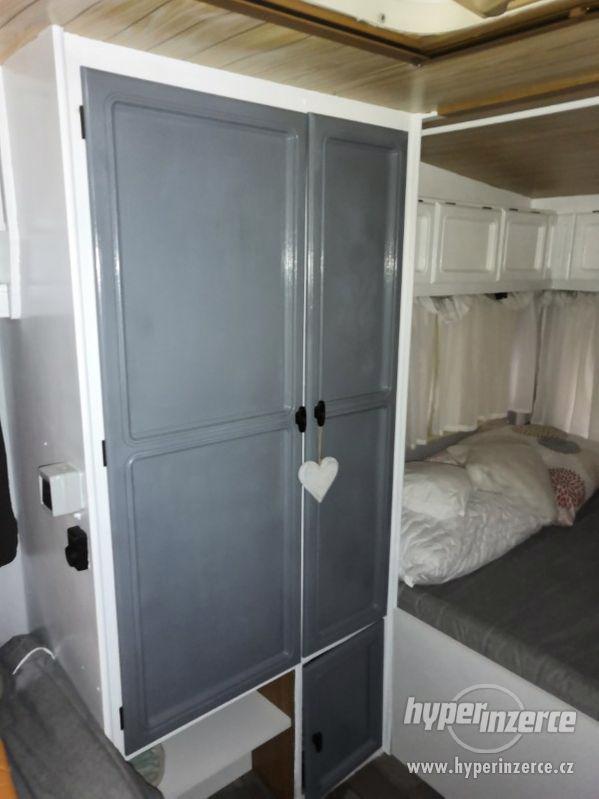 Karavan s drevenym pristavkem v kempu Vikletice - foto 7