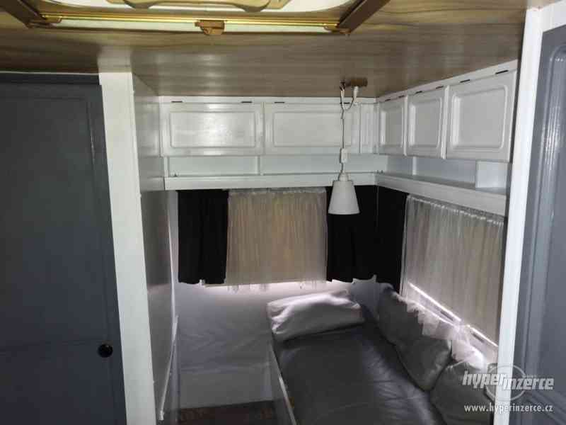 Karavan s drevenym pristavkem v kempu Vikletice - foto 8