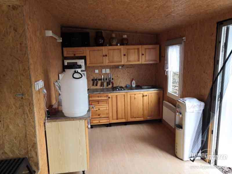 Karavan s drevenym pristavkem v kempu Vikletice - foto 9