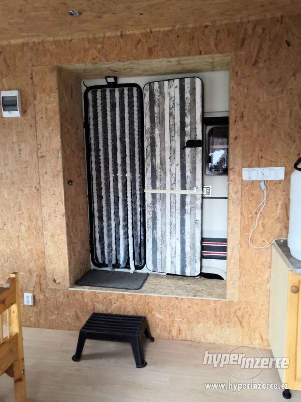 Karavan s drevenym pristavkem v kempu Vikletice - foto 11