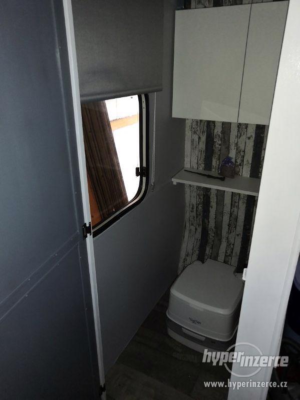 Karavan s drevenym pristavkem v kempu Vikletice - foto 13