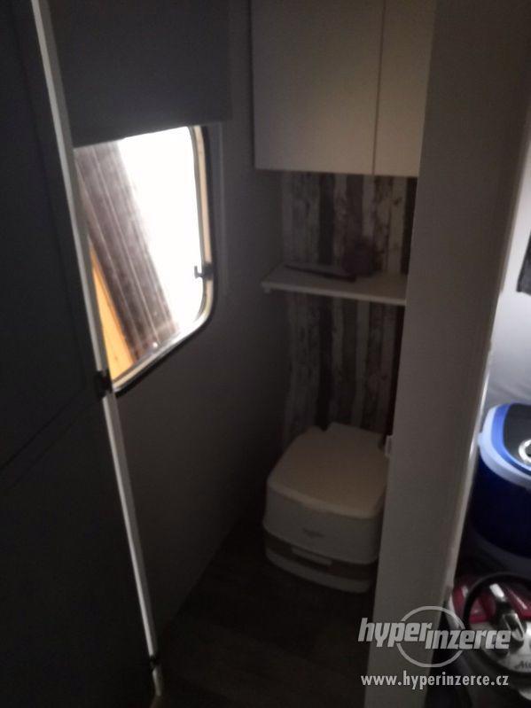 Karavan s drevenym pristavkem v kempu Vikletice - foto 14