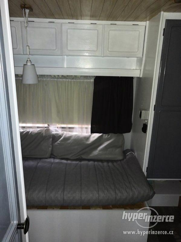 Karavan s drevenym pristavkem v kempu Vikletice - foto 15
