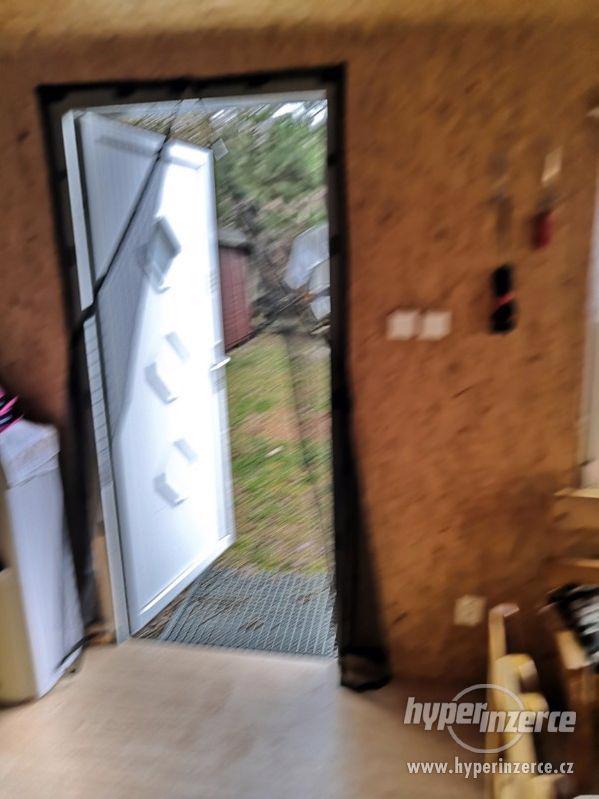 Karavan s drevenym pristavkem v kempu Vikletice - foto 17