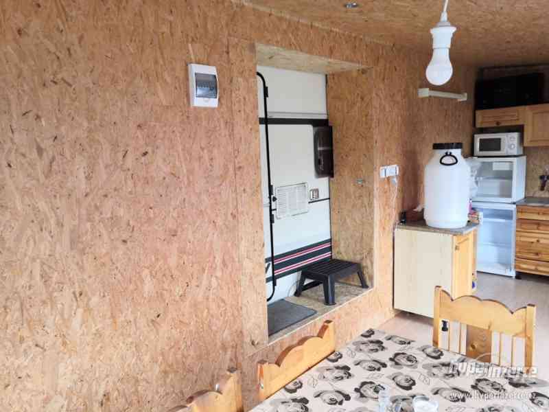 Karavan s drevenym pristavkem v kempu Vikletice - foto 18