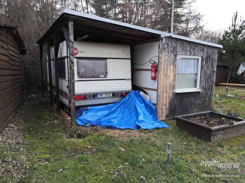 Karavan s drevenym pristavkem v kempu Vikletice - foto 19