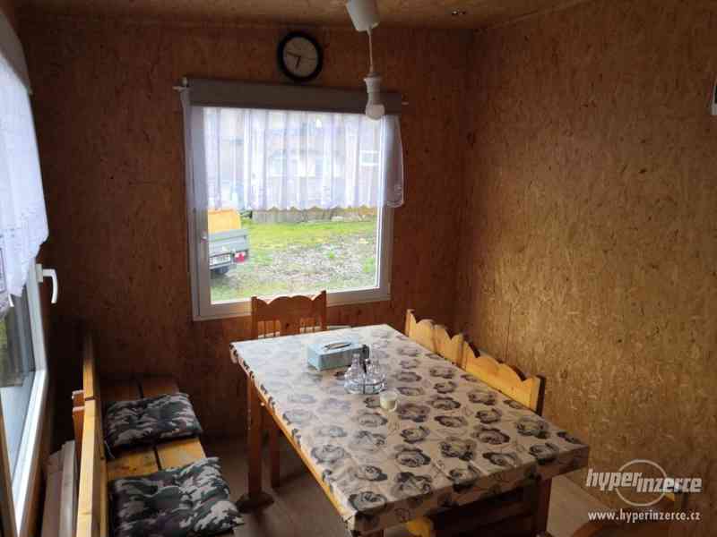 Karavan s drevenym pristavkem v kempu Vikletice - foto 20