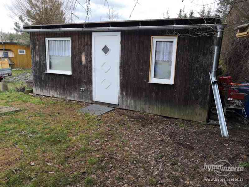 Karavan s drevenym pristavkem v kempu Vikletice - foto 22
